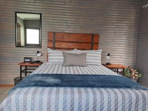 Postel nebo postele na pokoji v ubytování Rustic Farm Stay