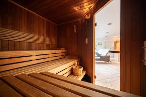 een sauna met houten lambrisering bij Hotel Filser in Füssen
