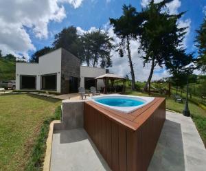 a backyard with a pool and a house at Casa Bella Guatapé acceso directo a la represa in Guatapé