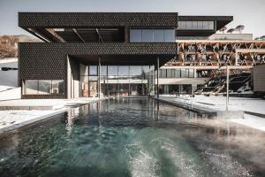 una piscina frente a un edificio en Santre dolomythic home, en Bresanona