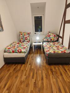 พื้นที่นั่งเล่นของ Lüdenscheid Work and Stay 3 Schlafzimmer 6 Betten Küche Bad Innenstadt