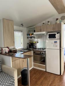 Dapur atau dapur kecil di Camping Del Mar 42, Mobile Home O'Hara, 2 chambres, 4 personnes, bord de mer +12 gambar