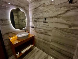 a bathroom with a sink and a mirror at Alfa Dağevleri in Rize