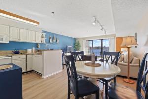 Kuchyň nebo kuchyňský kout v ubytování 117B Edgewater Inn