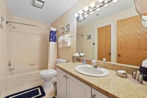 Koupelna v ubytování 117B Edgewater Inn + 16 fotografií