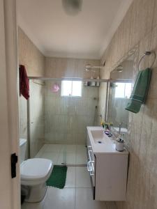 伦索伊斯Casa Bastos的配有马桶、水槽和淋浴的浴室