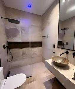 a bathroom with a sink and a glass shower at Morro de São Paulo Casa 4° Praia de luxo in Cayru