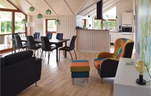 Posezení v ubytování 3 Bedroom Beautiful Home In Humble