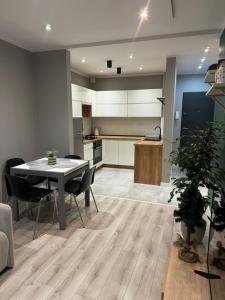 a kitchen and dining room with a table and chairs at Apartament Niedurnego 38 in Ruda Śląska