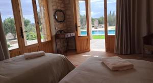 1 dormitorio con 2 camas y vistas a la piscina en Villa Coriandre, en Essaouira