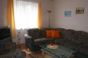 a living room with a couch and a table at Ferienhaus "Kleiner Schoner" in Rerik