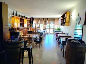 ein Restaurant mit Tischen und Stühlen in einem Raum in der Unterkunft Hotel Veles in Querciola