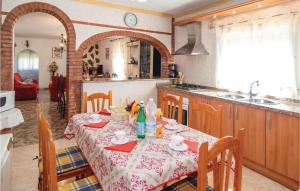 Η κουζίνα ή μικρή κουζίνα στο 3 Bedroom Cozy Home In Torrox
