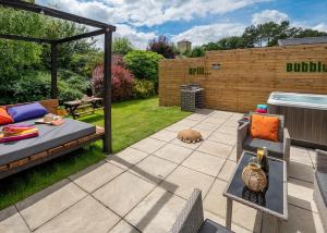 SkidbyにあるRaywell Hall Country Lodgesの裏庭のパティオ(ベッド1台、フェンス付)