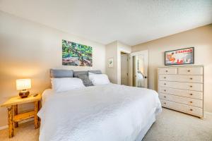 ein Schlafzimmer mit einem weißen Bett und einer Kommode in der Unterkunft 6 Mi to Skiing Condo with Balcony in Fraser! in Fraser