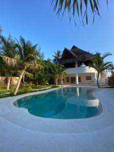 Bazén v ubytování Blue Diamond Villa Watamu nebo v jeho okolí