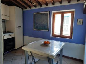 a kitchen with a table with a bowl of fruit on it at Casa Paolo, Cinigiano, Toscana in Cinigiano +12 photos