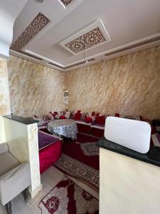 Χώρος καθιστικού στο Private and spacious room