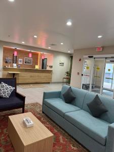 a living room with a blue couch and a table at Country Inn & Suites by Radisson, Elgin, IL in Elgin +37 photos