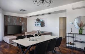 un salon avec une table et un canapé dans l'établissement Gorgeous Home In Zidarici With Kitchen, à Vantačići