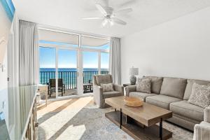 Un lugar para sentarse en Jade East Towers 0430 by Newman-Dailey