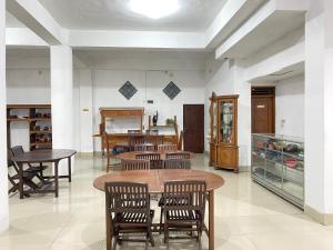 Kuchyň nebo kuchyňský kout v ubytování New Wijaya Hotel