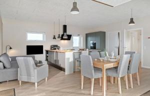 Kuchyň nebo kuchyňský kout v ubytování 1 Bedroom Gorgeous Home In Hadsund