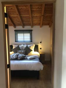 Postel nebo postele na pokoji v ubytování Le Chalet De Saint-Hubert