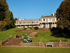 ein großes Gebäude mit einem Park davor in der Unterkunft Macdonald Leeming House in Watermillock