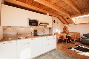Kuchyň nebo kuchyňský kout v ubytování Großkarnaiderhof Appartements-Bauernhof-Natur pur
