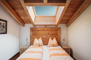 Postel nebo postele na pokoji v ubytování Großkarnaiderhof Appartements-Bauernhof-Natur pur