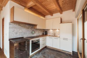 Kuchyň nebo kuchyňský kout v ubytování Großkarnaiderhof Appartements-Bauernhof-Natur pur