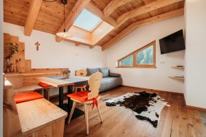TV a/nebo společenská místnost v ubytování Großkarnaiderhof Appartements-Bauernhof-Natur pur