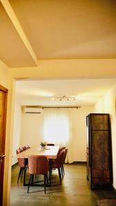 キンシャサにあるLa résidence kin maleboのテーブルと椅子のあるダイニングルーム