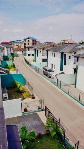 キンシャサにあるLa résidence kin maleboの住宅街の空き道 +2枚の写真