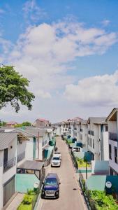 キンシャサにあるLa résidence kin maleboの道路に車が駐車されている家々が並ぶ通り