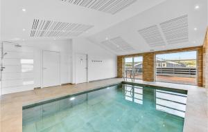 Πισίνα στο ή κοντά στο Cozy Home In Hvide Sande With Sauna