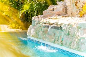 Bazén v ubytování Paradise Apartments - Curacao nebo v jeho okolí