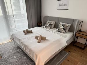 un grand lit avec deux oreillers marron dessus dans l'établissement Kesselbauer Apartment near Prezident Palace, à Bratislava