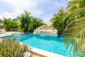 Bazén v ubytování Paradise Apartments - Curacao nebo v jeho okolí