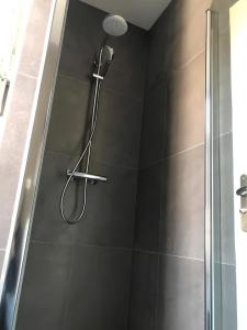 Et badeværelse på Nancy Cozy Lodge + 9 billeder