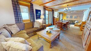 Posezení v ubytování Chalet La Grande Ourse Meribel 135 m2 apartment near pistes