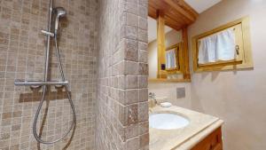 Koupelna v ubytování Chalet La Grande Ourse Meribel 135 m2 apartment near pistes + 16 fotografií