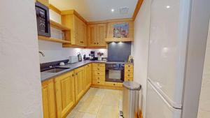 Kuchyň nebo kuchyňský kout v ubytování Chalet La Grande Ourse Meribel 135 m2 apartment near pistes