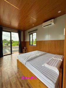 a bedroom with a large bed in a room at Huong Sen Garden lodge in Xóm Bãi Trại