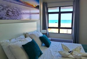 a bedroom with a bed with a view of the beach at Apto 206 Frente Mar Elegance Flat in Natal +40 photos