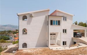 une maison blanche au sommet d'une colline dans l'établissement Amazing Apartment In Supetar-Splitska, à Splitska