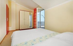 Postel nebo postele na pokoji v ubytování Apartment Mimice With Sea View 380