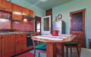 una cucina con tavolo e teiera di Two-Bedroom Holiday Home In Pula a Pola (Pula)