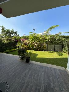 eine Terrasse mit einem Garten mit Gras und Pflanzen in der Unterkunft Luxury Villa in Madinaty in Madinaty